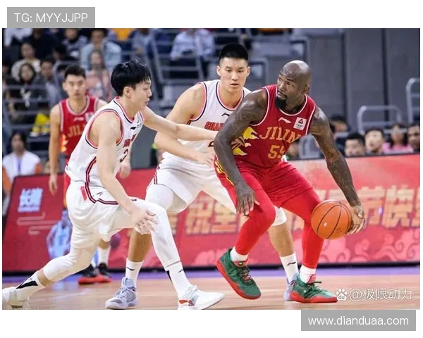 广东队与青岛队激战正酣谁能在这场篮球对决中笑到最后