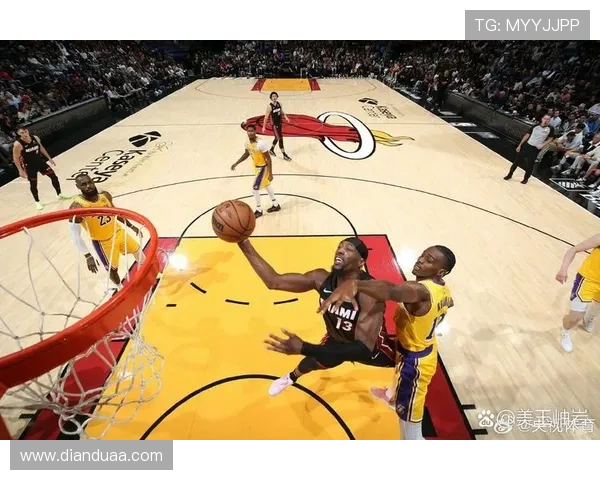 湖人对热火比赛实时战况及比分更新分析