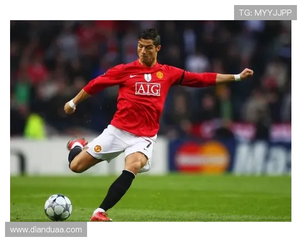 球迷疯狂冲入场内抢C罗球衣引发热议的欧冠奇观 球迷疯狂冲入场内抢C罗球衣引发热议的欧冠奇观