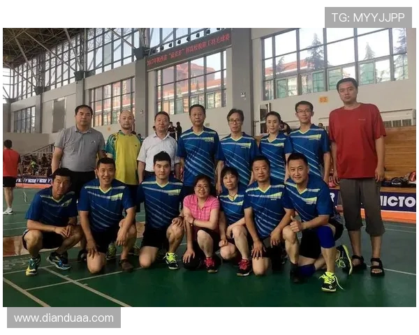 南京羽毛球队与成都羽毛球队赛后复盘分析比赛经验与战术调整