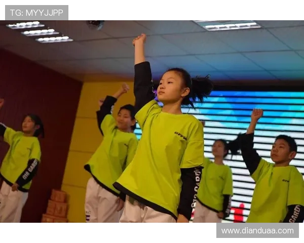 在舞动人生中绽放光彩周静的街舞故事与梦想追寻